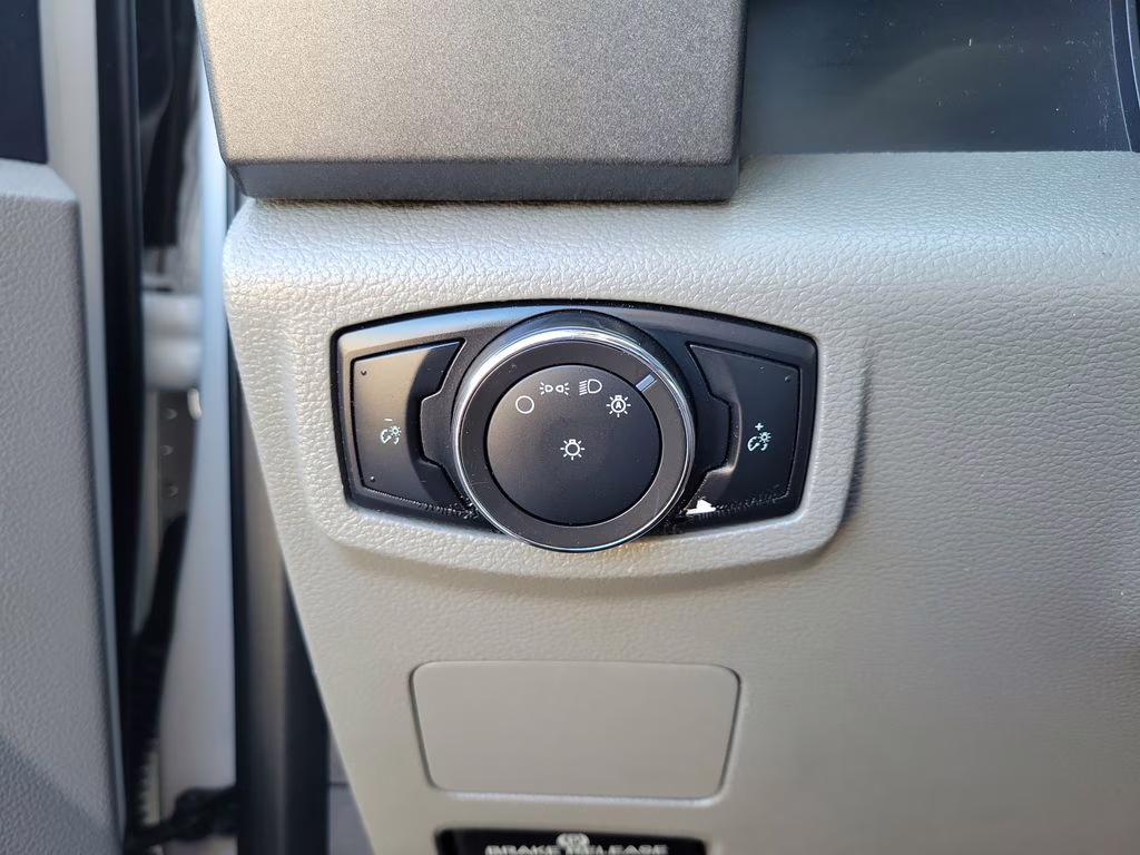 2022 Oxford White Ford Super Duty F-350 DRW XL 4X4 Chassis