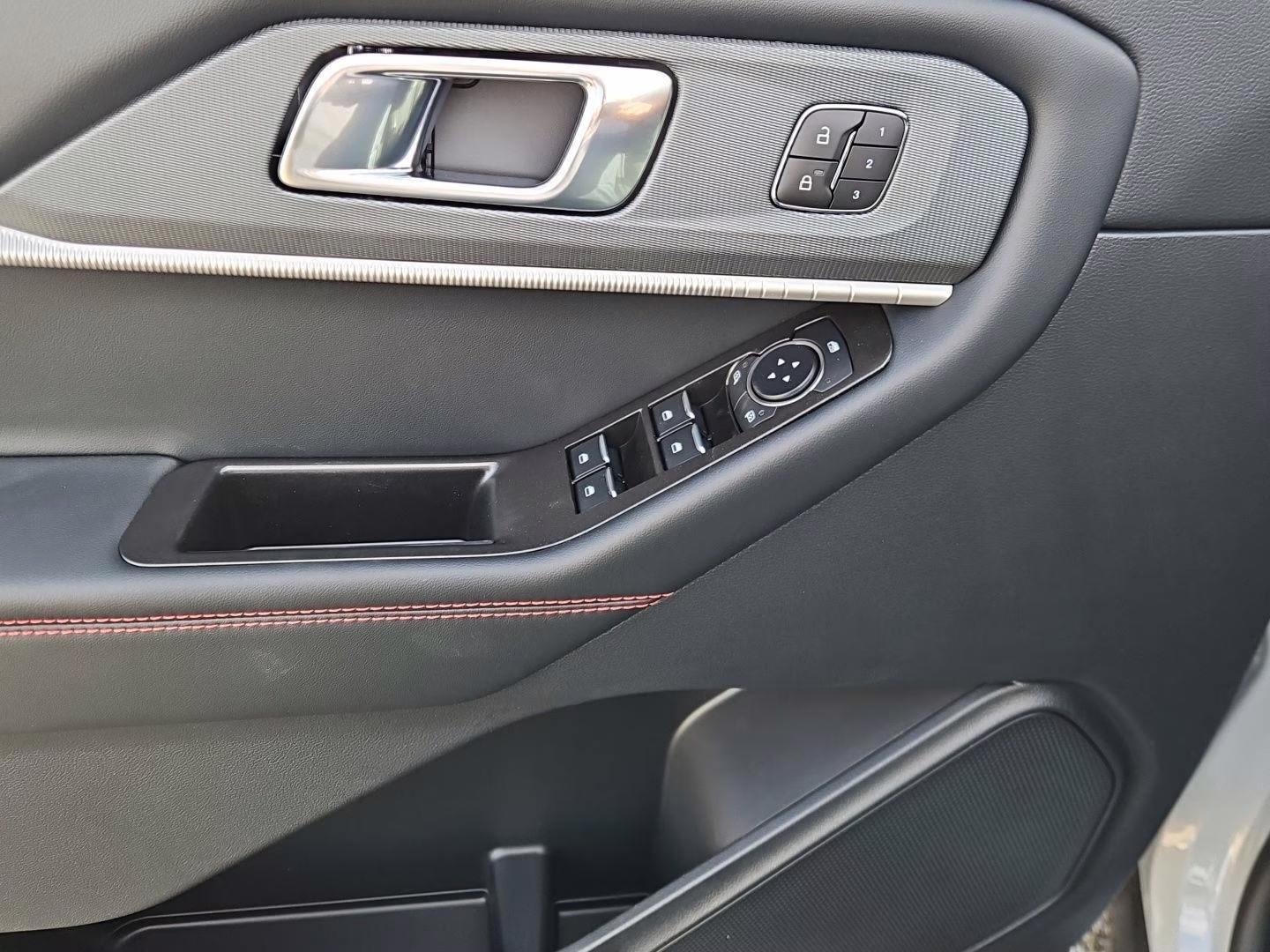 2026 Space White Ford Explorer ST-Line 4X4 SUV