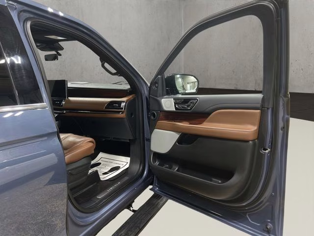 2023 Ocean Drive Blue Metallic Tinted Clearcoat Lincoln Navigator Reserve 4X4 SUV