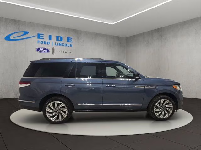 2023 Ocean Drive Blue Metallic Tinted Clearcoat Lincoln Navigator Reserve 4X4 SUV