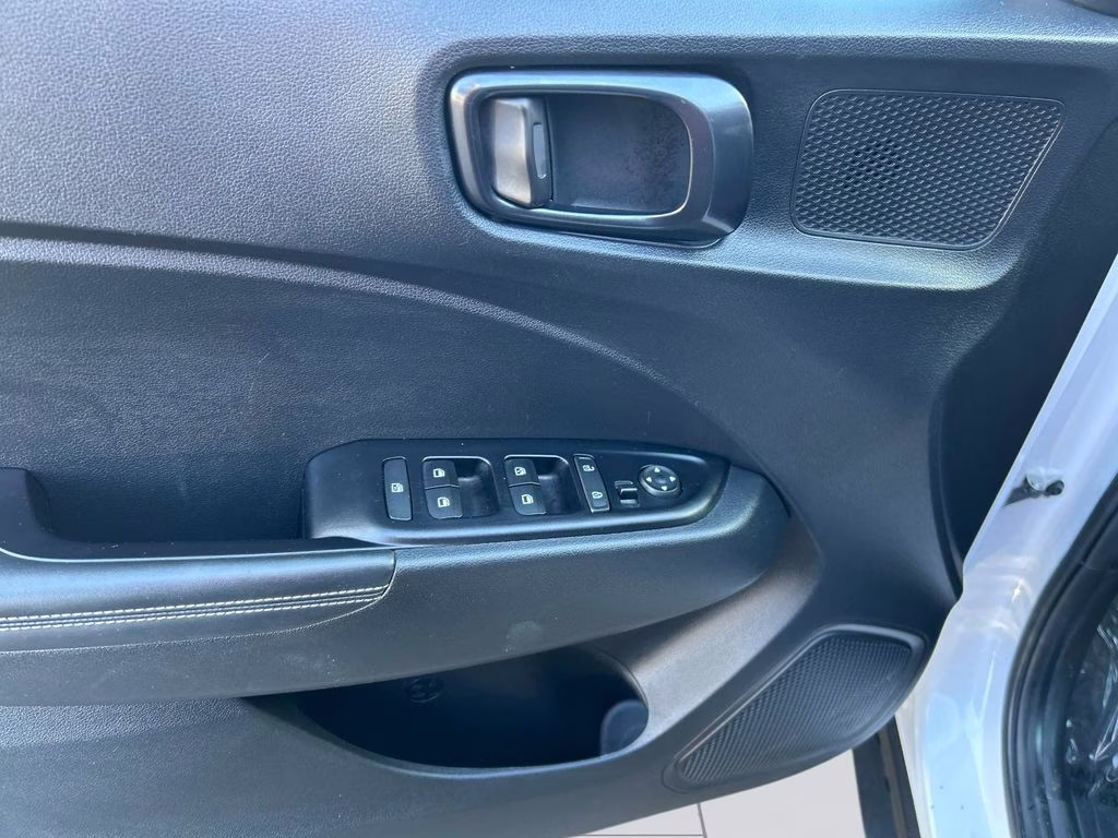 2025 Lunar White w/Black Roof Hyundai Venue Limited FWD SUV