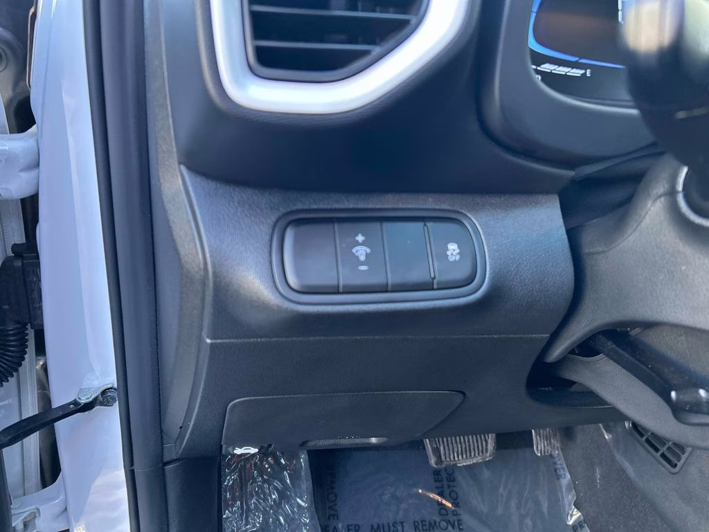 2025 Lunar White w/Black Roof Hyundai Venue Limited FWD SUV