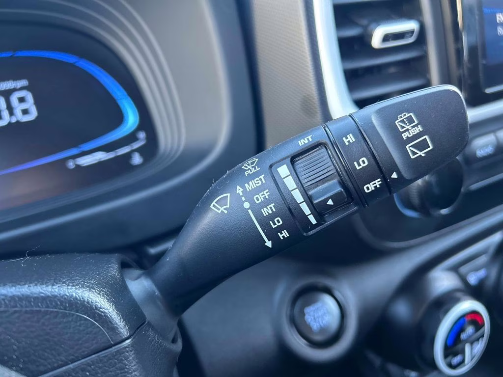 2025 Lunar White w/Black Roof Hyundai Venue Limited FWD SUV