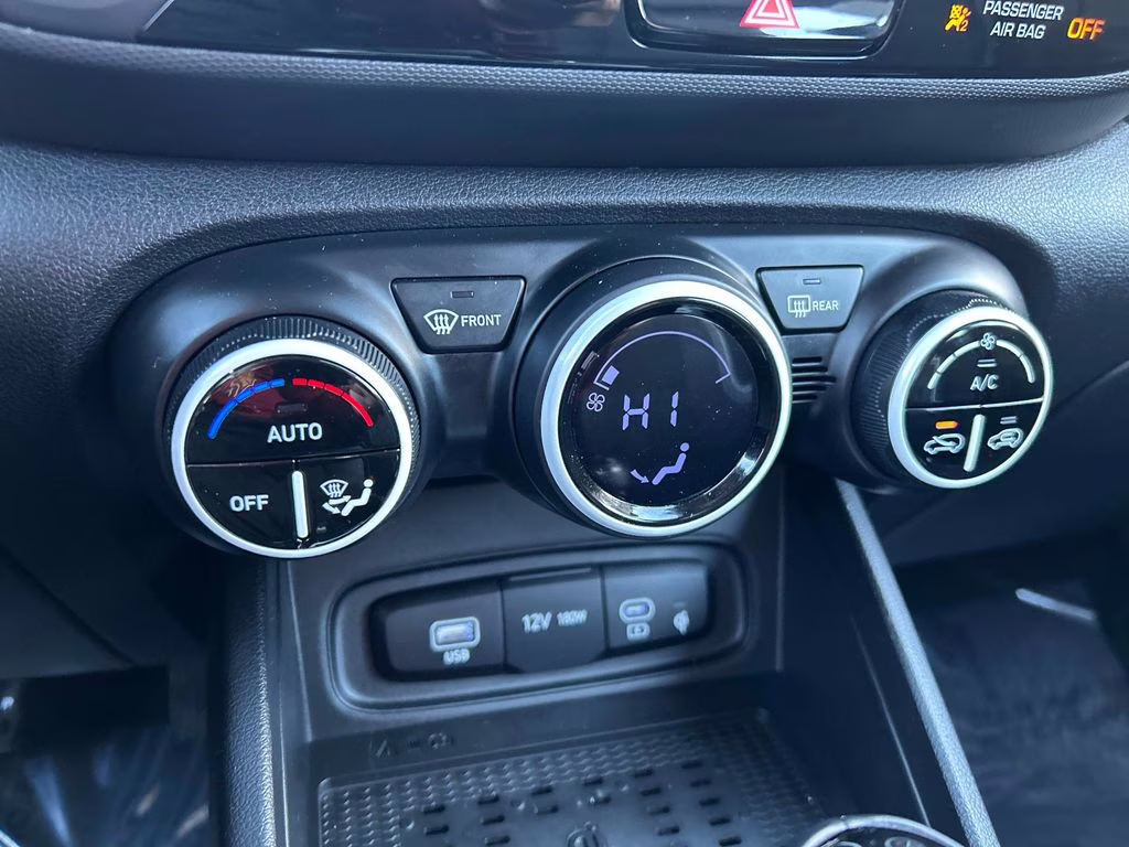 2025 Lunar White w/Black Roof Hyundai Venue Limited FWD SUV