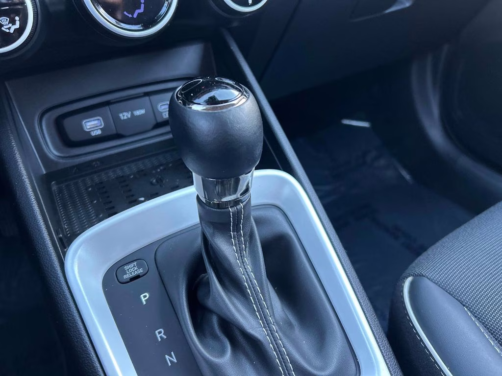 2025 Lunar White w/Black Roof Hyundai Venue Limited FWD SUV