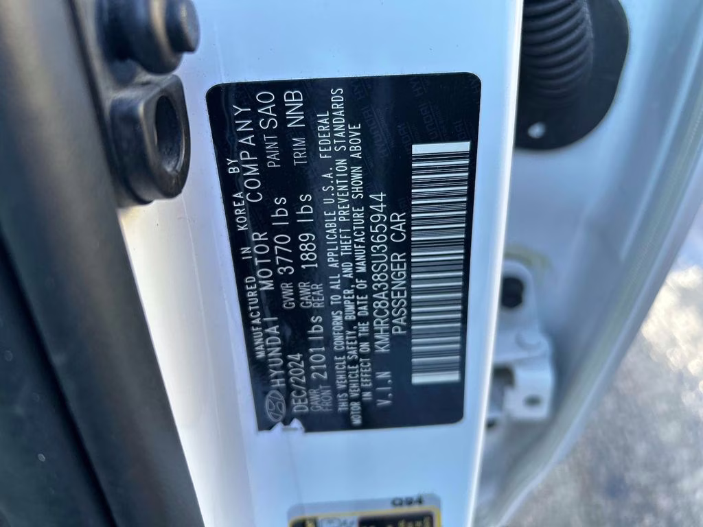 2025 Lunar White w/Black Roof Hyundai Venue Limited FWD SUV