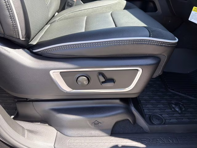 2026 Diamond Black Crystal Pearlcoat Ram 1500 Laramie 4X4 Truck