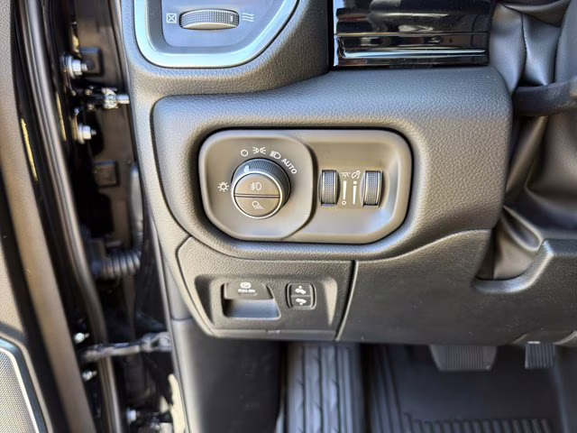 2026 Diamond Black Crystal Pearlcoat Ram 1500 Laramie 4X4 Truck