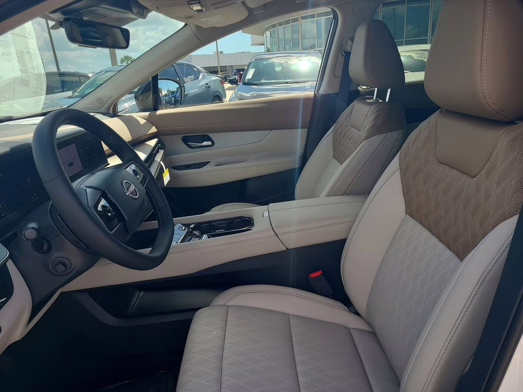 2026 Everest White Pearl/Black Nissan Murano Platinum AWD SUV