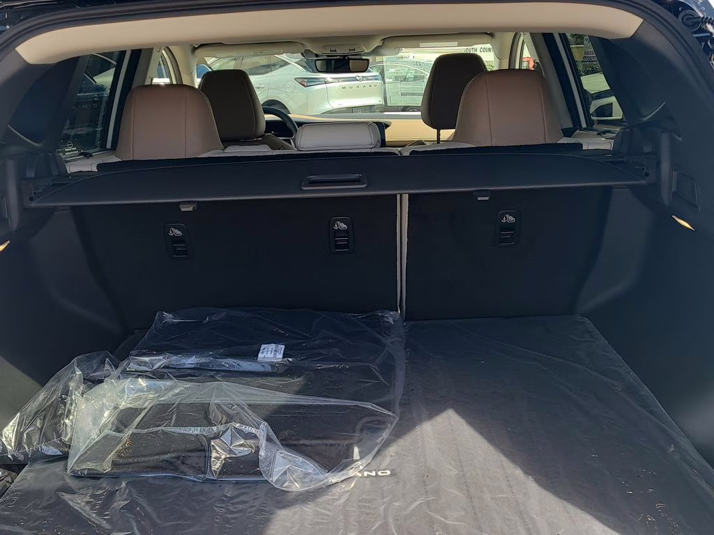2026 Everest White Pearl/Black Nissan Murano Platinum AWD SUV