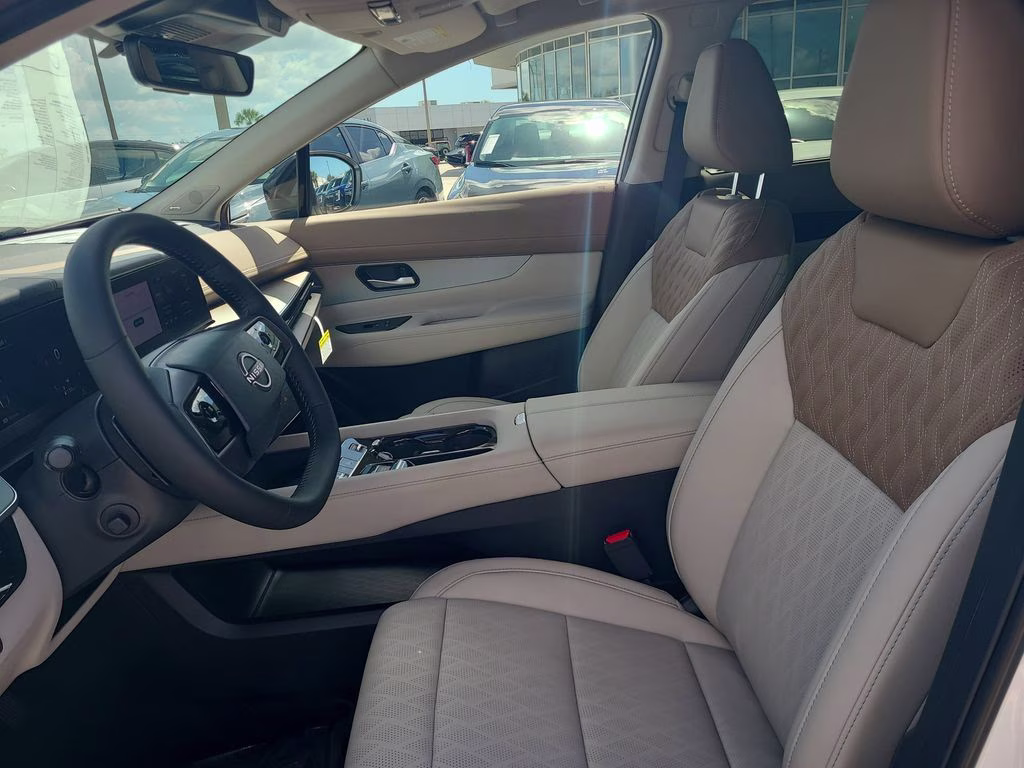 2026 Everest White Pearl/Black Nissan Murano Platinum AWD SUV
