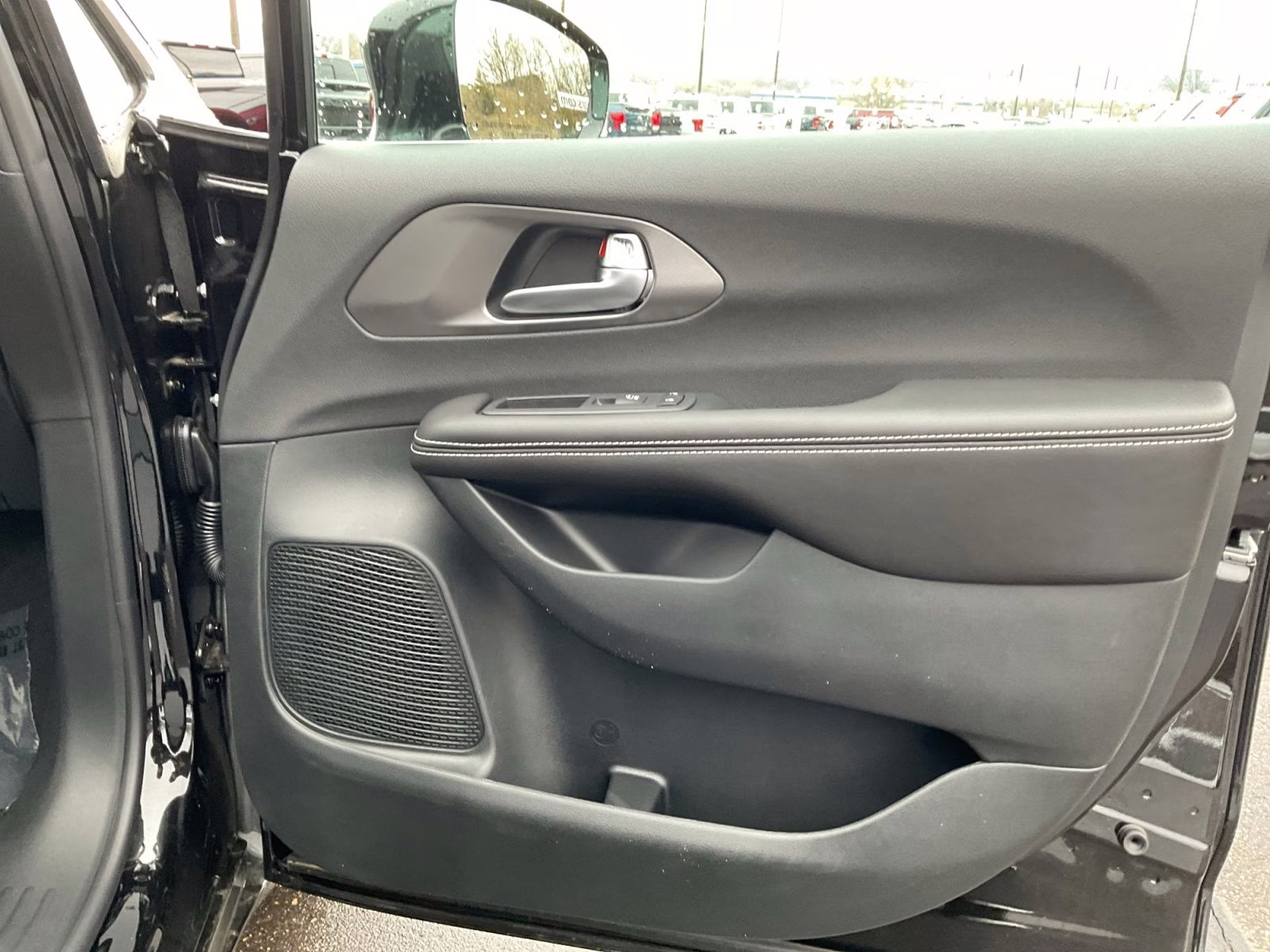 2026 Diamond Black Crystal Pearlcoat Chrysler Voyager LX FWD Van