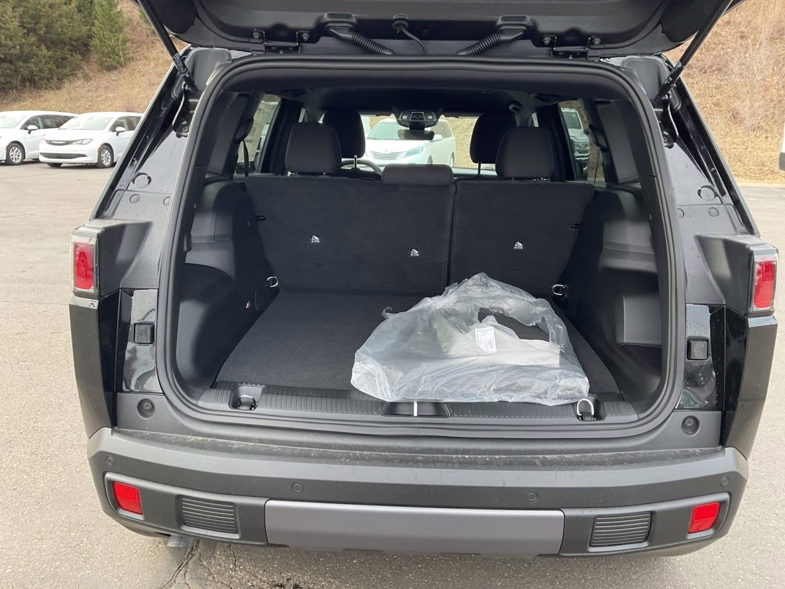 2026 Diamond Black Crystal Pearlcoat Jeep Cherokee Laredo 4X4 SUV