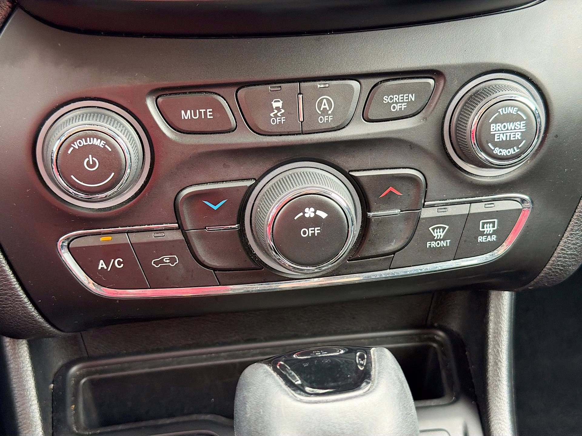 2021 Spitfire Orange Clearcoat Jeep Cherokee Altitude FWD SUV