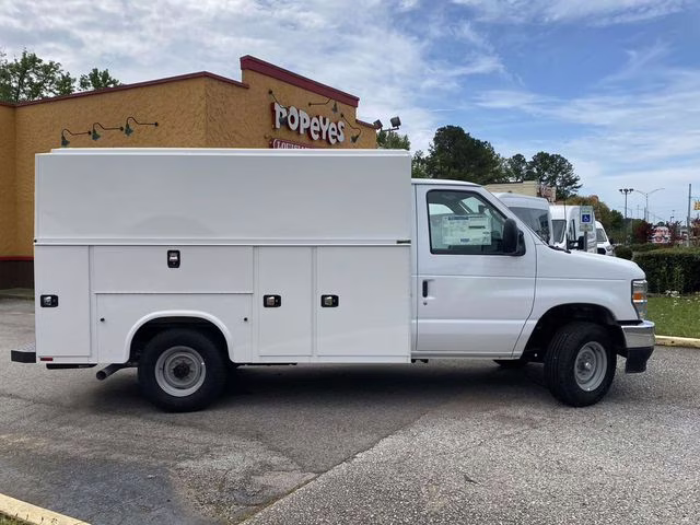 2026 Oxford White Ford E-350SD Base RWD Truck