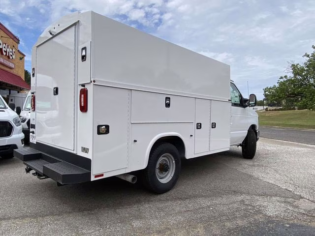 2026 Oxford White Ford E-350SD Base RWD Truck