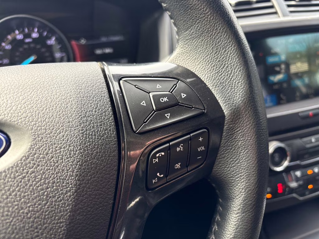 2018 White Platinum Clearcoat Metallic Ford Explorer XLT 4X4 SUV