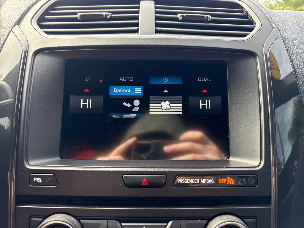 2018 White Platinum Clearcoat Metallic Ford Explorer XLT 4X4 SUV