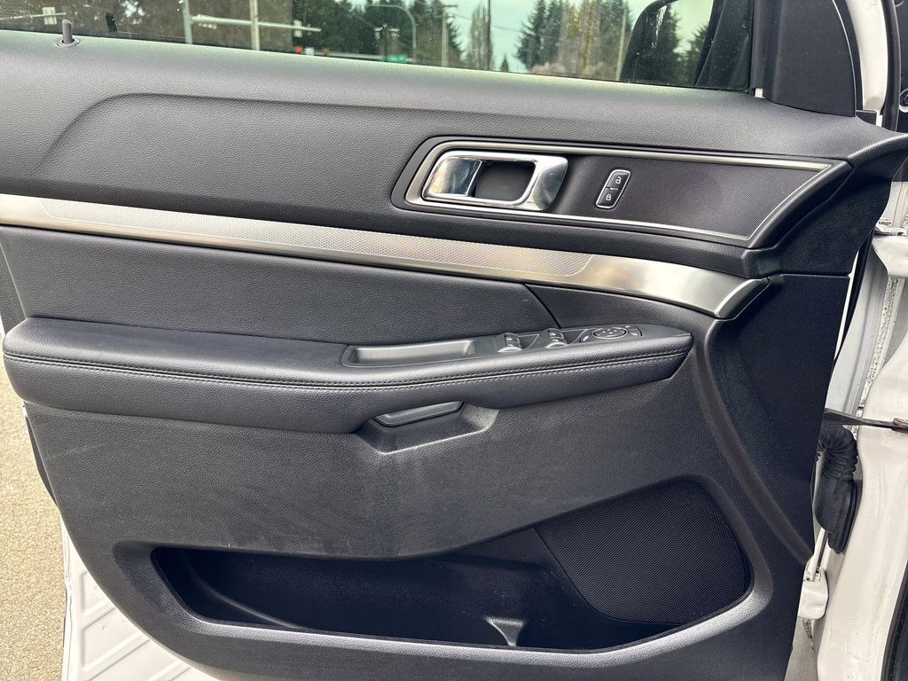 2018 White Platinum Clearcoat Metallic Ford Explorer XLT 4X4 SUV