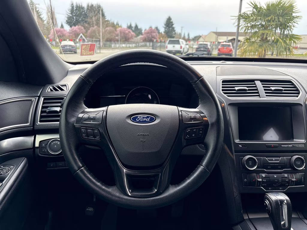 2018 White Platinum Clearcoat Metallic Ford Explorer XLT 4X4 SUV