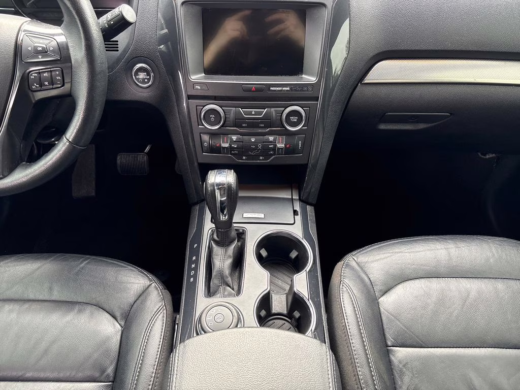 2018 White Platinum Clearcoat Metallic Ford Explorer XLT 4X4 SUV