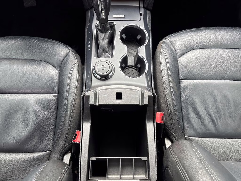 2018 White Platinum Clearcoat Metallic Ford Explorer XLT 4X4 SUV