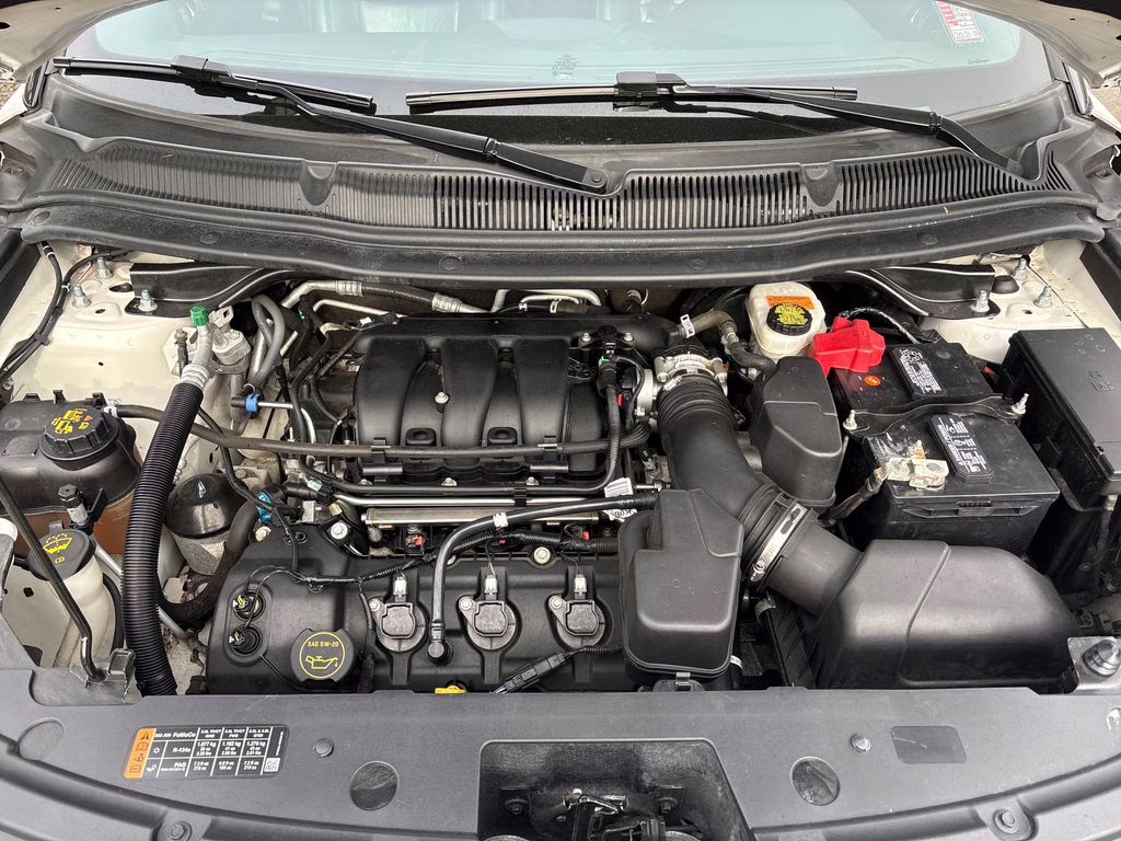 2018 White Platinum Clearcoat Metallic Ford Explorer XLT 4X4 SUV