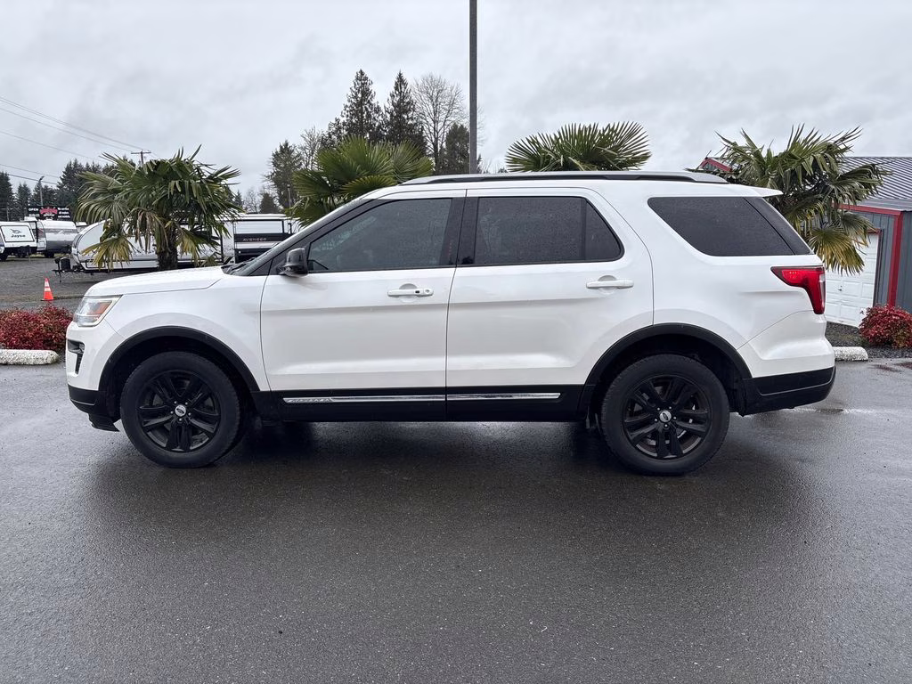 2018 White Platinum Clearcoat Metallic Ford Explorer XLT 4X4 SUV