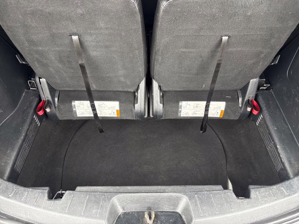 2018 White Platinum Clearcoat Metallic Ford Explorer XLT 4X4 SUV