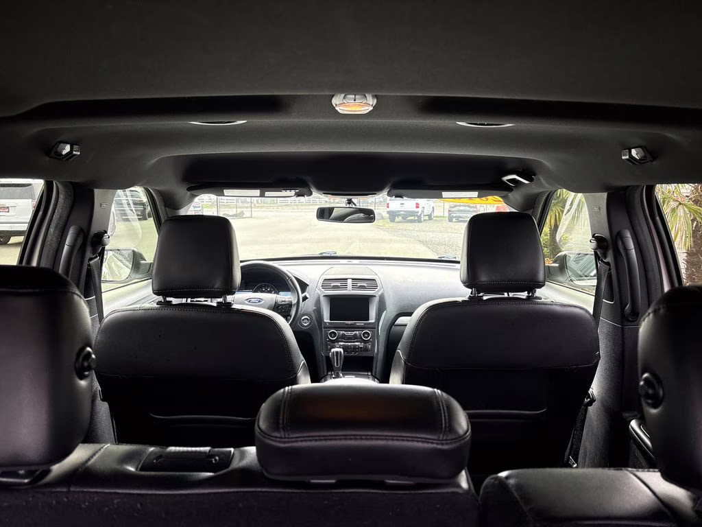 2018 White Platinum Clearcoat Metallic Ford Explorer XLT 4X4 SUV