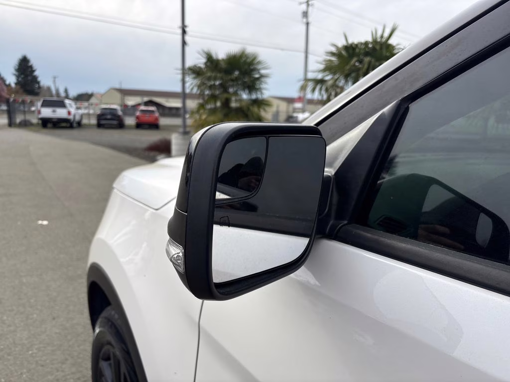 2018 White Platinum Clearcoat Metallic Ford Explorer XLT 4X4 SUV