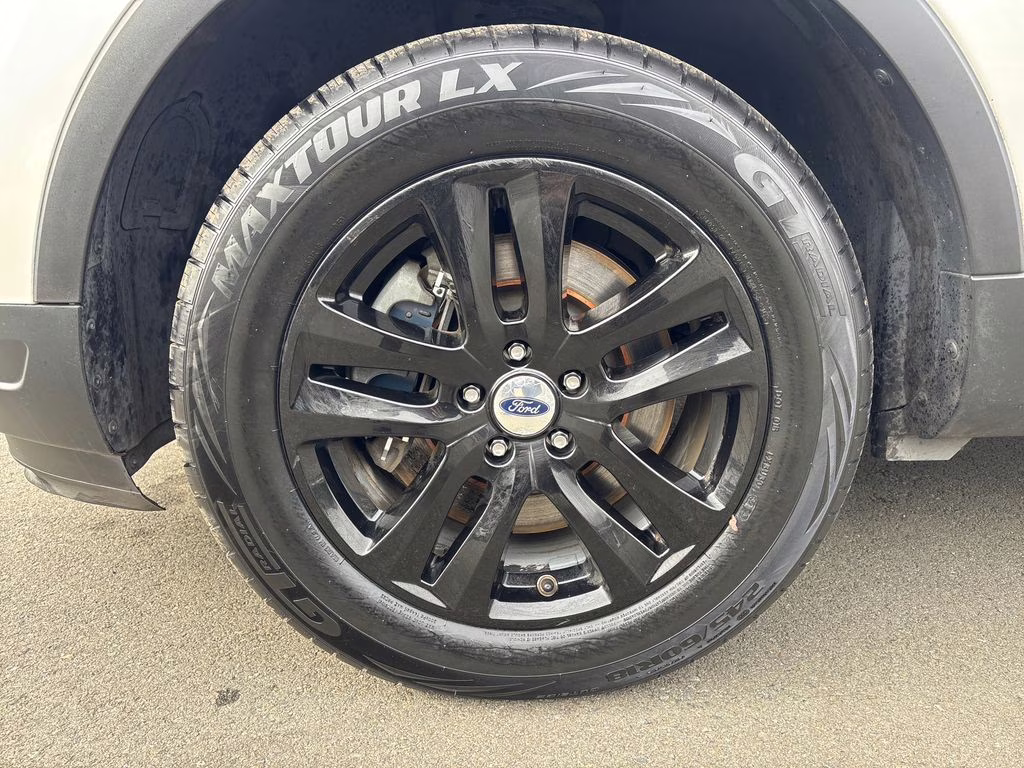 2018 White Platinum Clearcoat Metallic Ford Explorer XLT 4X4 SUV