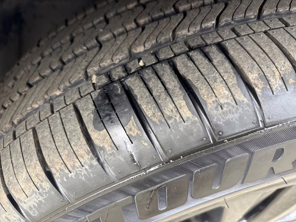 2018 White Platinum Clearcoat Metallic Ford Explorer XLT 4X4 SUV