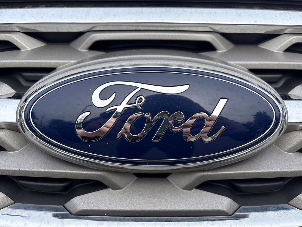 2018 White Platinum Clearcoat Metallic Ford Explorer XLT 4X4 SUV