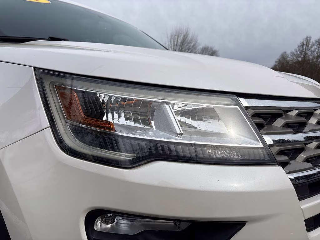2018 White Platinum Clearcoat Metallic Ford Explorer XLT 4X4 SUV