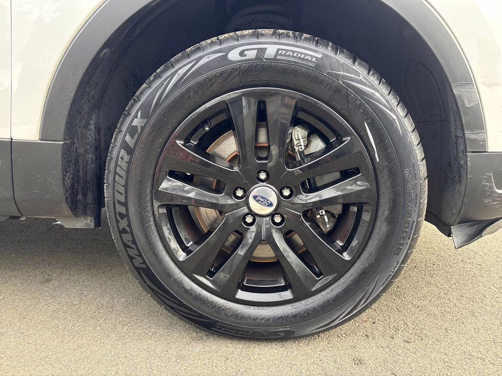 2018 White Platinum Clearcoat Metallic Ford Explorer XLT 4X4 SUV