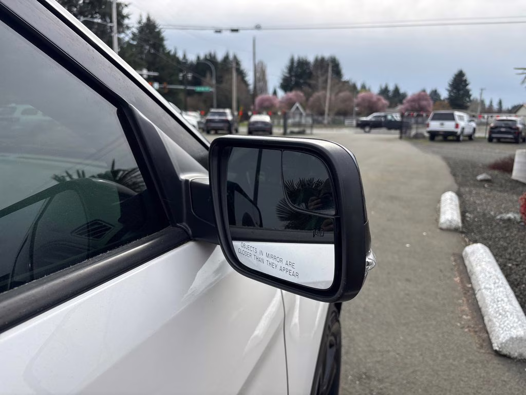 2018 White Platinum Clearcoat Metallic Ford Explorer XLT 4X4 SUV