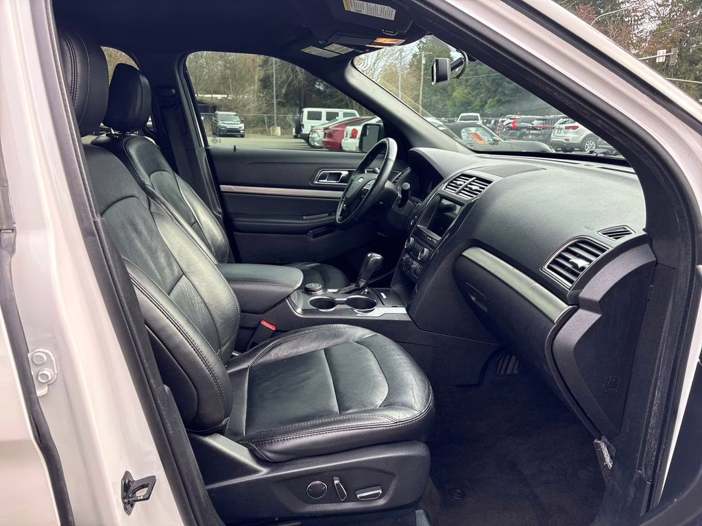 2018 White Platinum Clearcoat Metallic Ford Explorer XLT 4X4 SUV