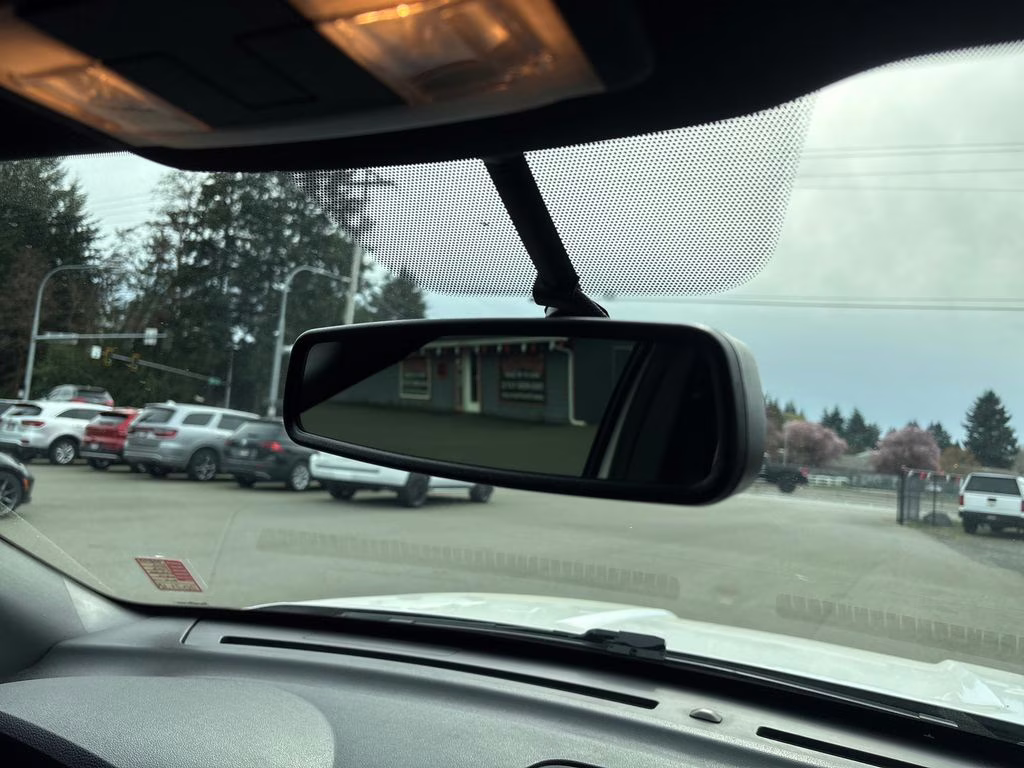 2018 White Platinum Clearcoat Metallic Ford Explorer XLT 4X4 SUV