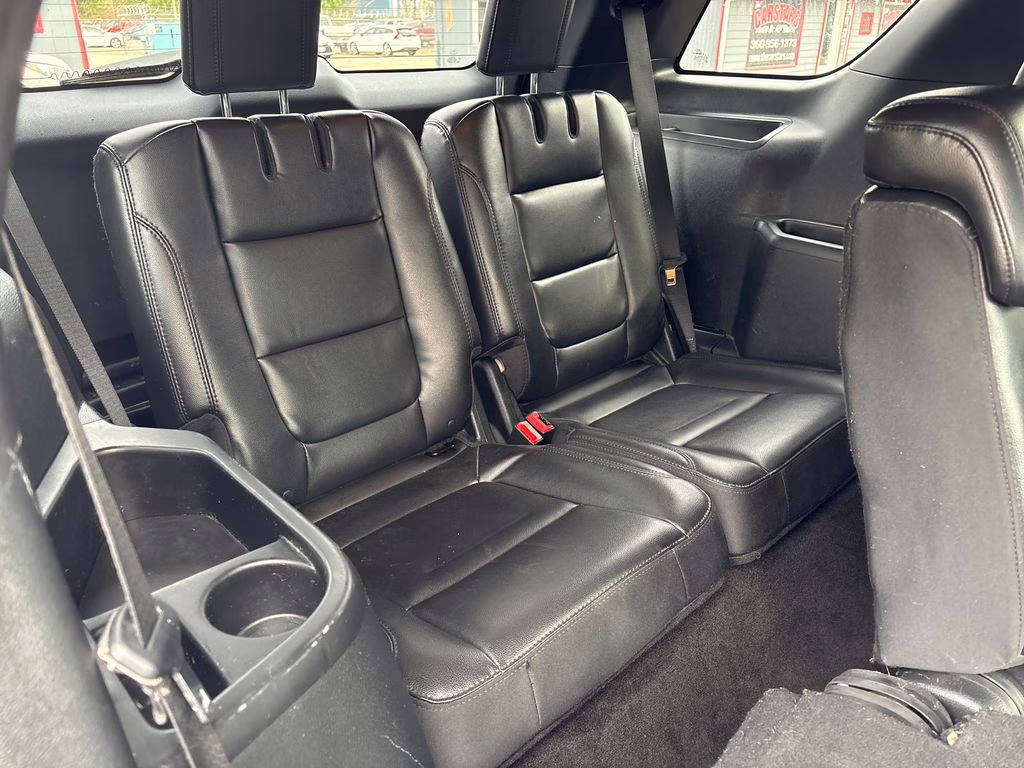 2018 White Platinum Clearcoat Metallic Ford Explorer XLT 4X4 SUV