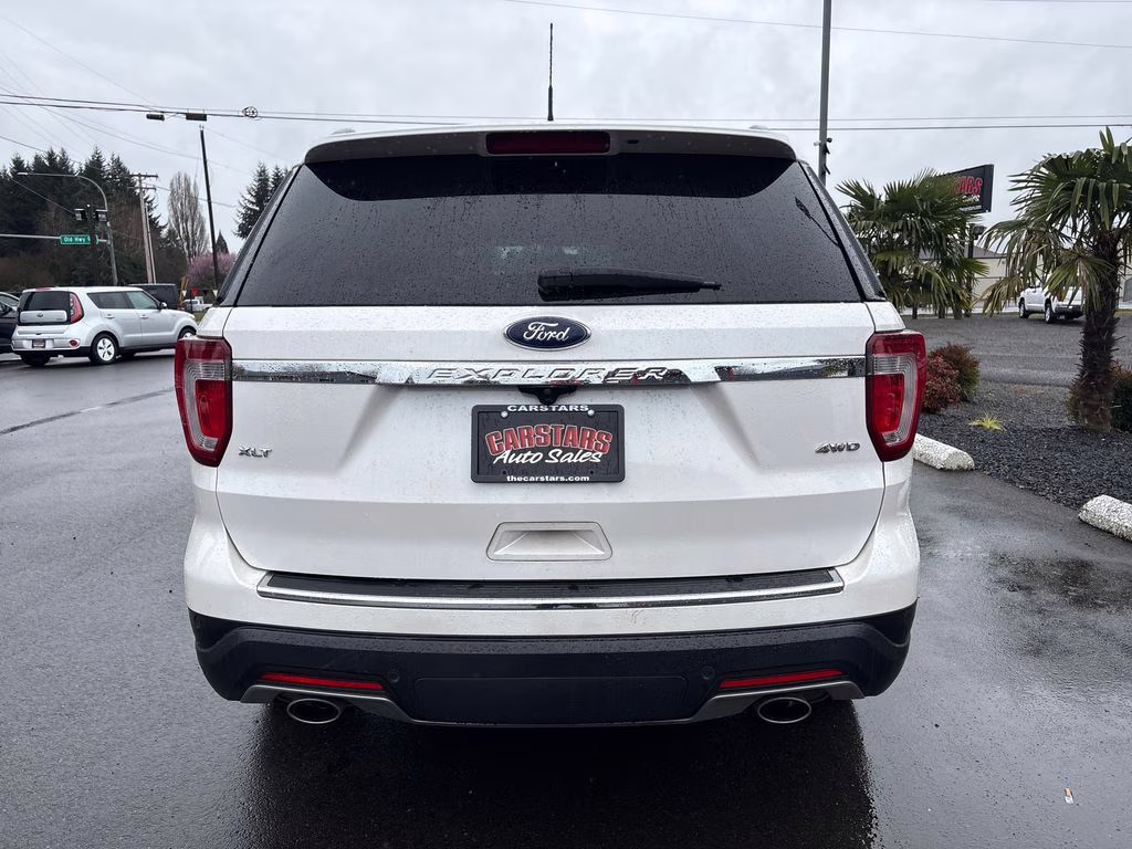 2018 White Platinum Clearcoat Metallic Ford Explorer XLT 4X4 SUV