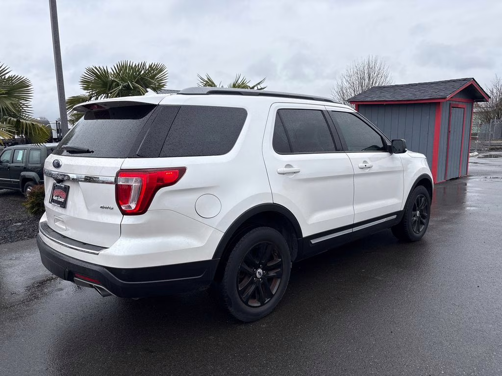 2018 White Platinum Clearcoat Metallic Ford Explorer XLT 4X4 SUV