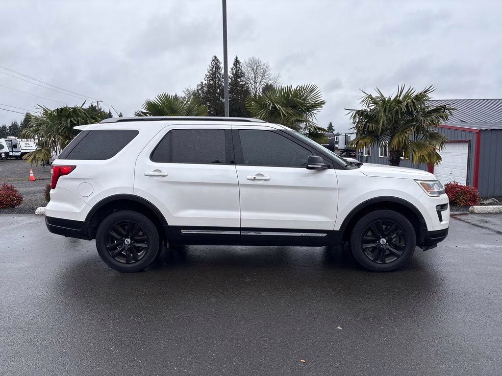 2018 White Platinum Clearcoat Metallic Ford Explorer XLT 4X4 SUV