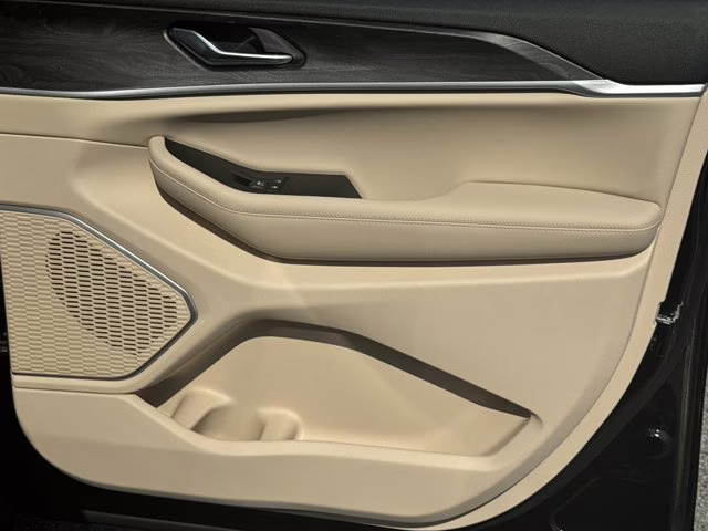 2026 Diamond Black Crystal Pearlcoat Jeep Grand Cherokee Limited RWD SUV