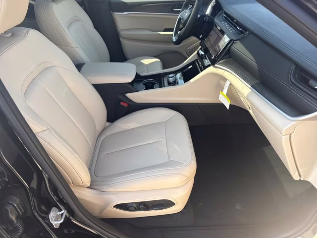 2026 Diamond Black Crystal Pearlcoat Jeep Grand Cherokee Limited RWD SUV