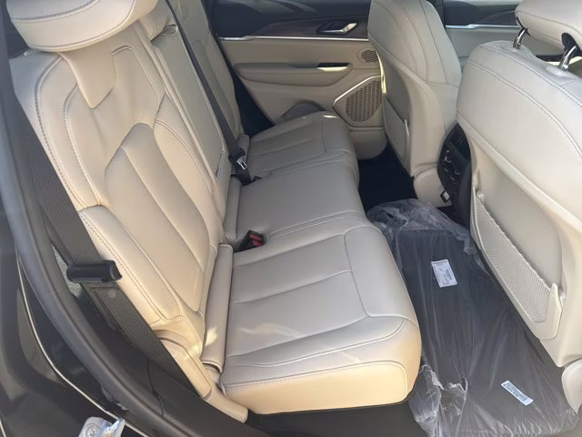 2026 Diamond Black Crystal Pearlcoat Jeep Grand Cherokee Limited RWD SUV