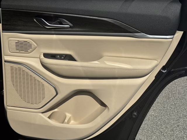 2026 Diamond Black Crystal Pearlcoat Jeep Grand Cherokee Limited RWD SUV