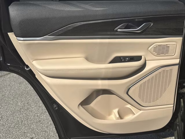 2026 Diamond Black Crystal Pearlcoat Jeep Grand Cherokee Limited RWD SUV