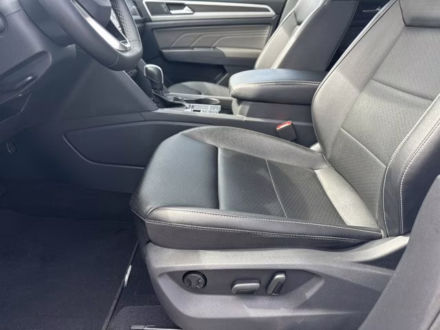 2023 White Volkswagen Atlas 2.0T SE w/Technology FWD SUV