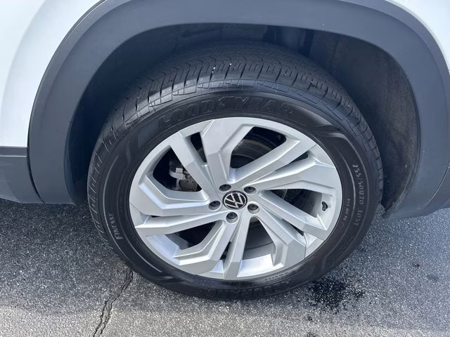 2023 White Volkswagen Atlas 2.0T SE w/Technology FWD SUV